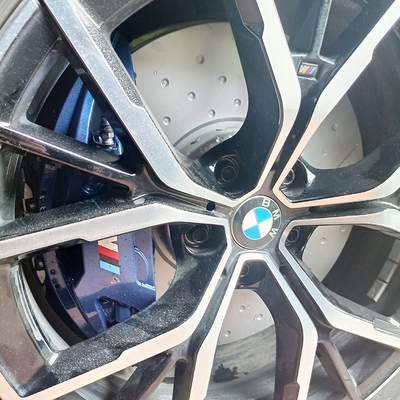 4 피스톤 BMW 3 시리즈 브레이크는 348MM 디스크와 R18 인치 휠을 켈리퍼스